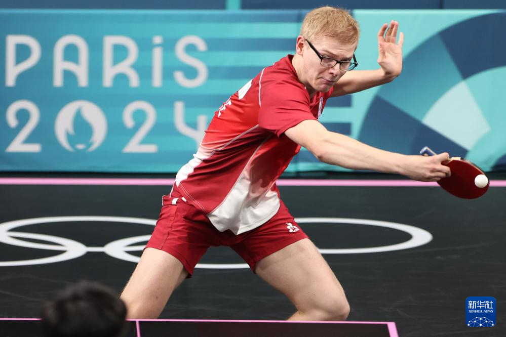 2020 无观众比赛：大联盟球员在空旷的球场中通过背景音模拟观众欢呼，氛围独特